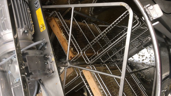 2BA222EA-36E6-4491-8216-7A02B96D9707.JPG (1.84 MiB) 3294 mal betrachtet Honigschleudereinblick